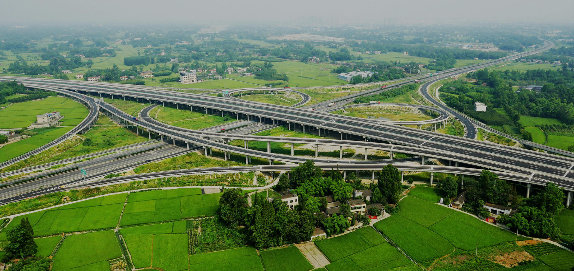 以百年基業(yè)為夢(mèng)，以群策之力鑄帆，建一項(xiàng)工程，豎一座豐碑